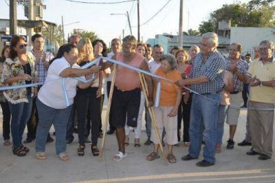 Fabi�n R�os inaugur� el pavimento de calle Chile, en el barrio Colombia Granaderos