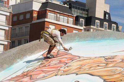 Tres murales gigantes le otorgan arte y color a la pileta cubierta