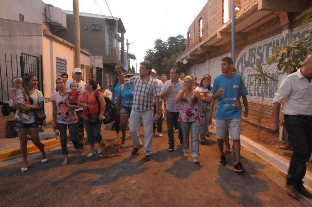 Gutirrez inaugur ms cuadras de pavimento y luminarias en el barrio Villa Itat