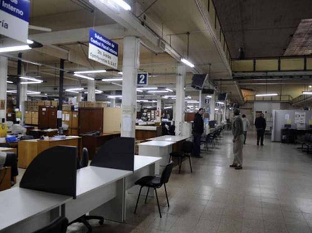Sin atenci�n al p�blico en las oficinas del API por un reclamo de los trabajadores