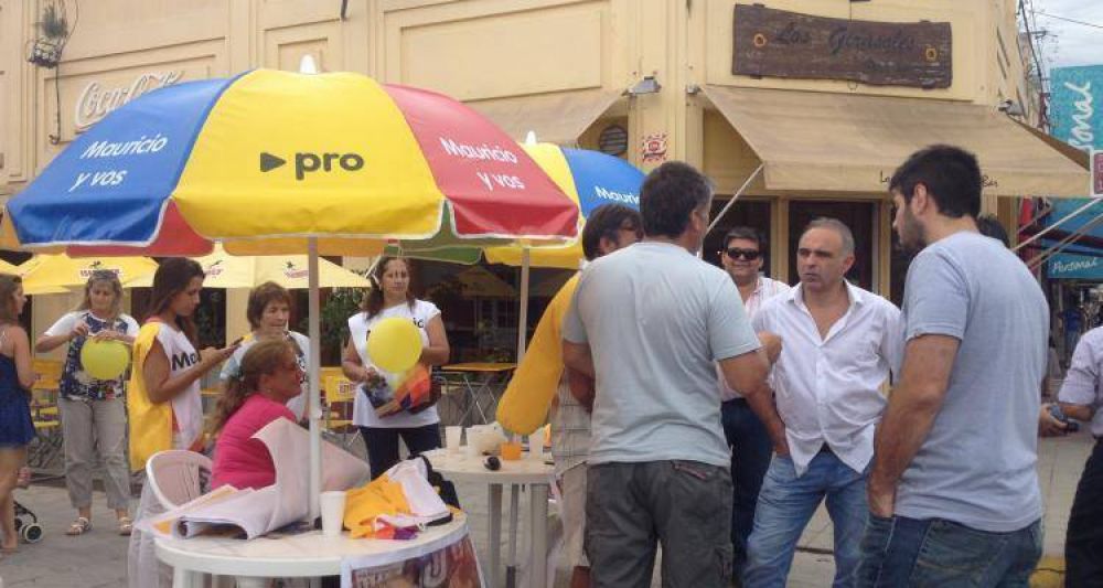 Sergio Rosa mont� mesa del Pro en la Peatonal