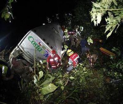 Se desbarranc� un �mnibus en Santa Catarina: 50 muertos