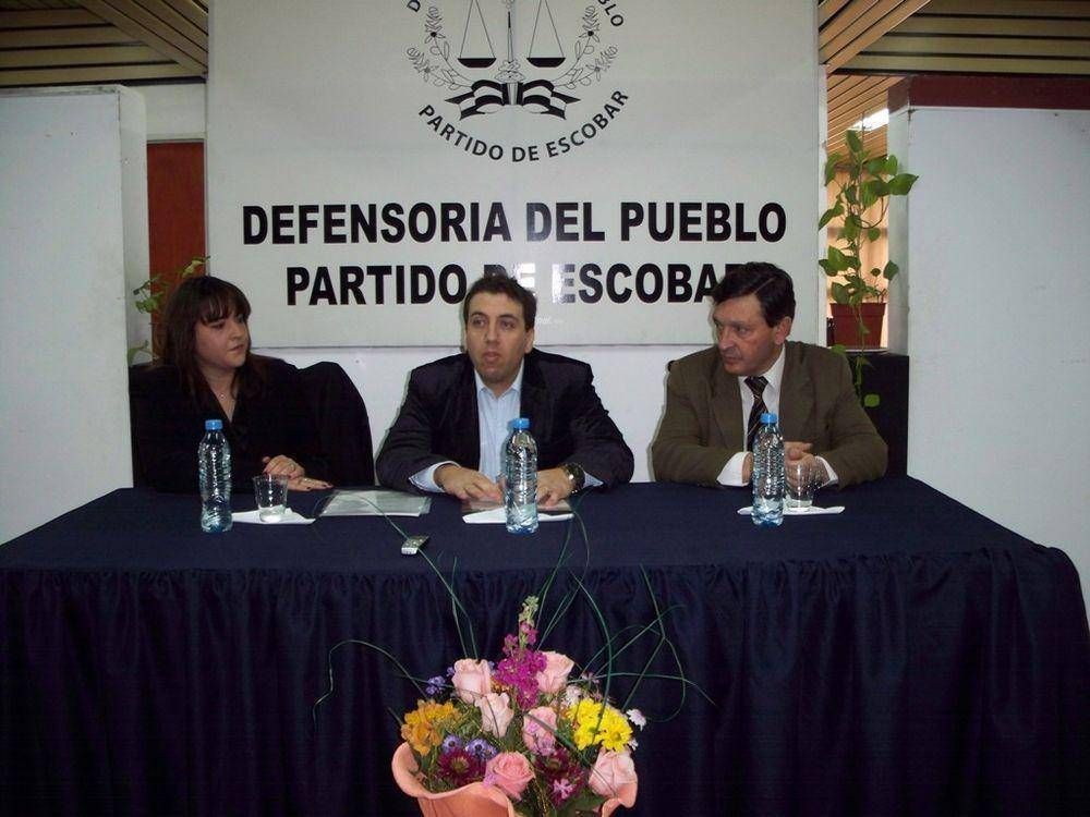 SE FIRMO UN CONVENIO DE COOPERACION ENTRE EL DEFENSOR DEL PUEBLO DE LA NACION Y LA DEFENSORIA DE ESCOBAR