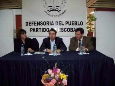 SE FIRMO UN CONVENIO DE COOPERACION ENTRE EL DEFENSOR DEL PUEBLO DE LA NACION Y LA DEFENSORIA DE ESCOBAR