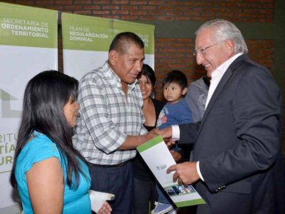 Escrituras para familias que fueron reubicadas