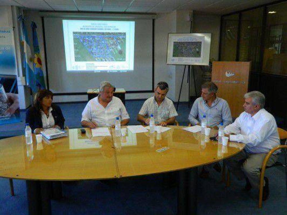 Barrio 2 de Abril: firman contrato de la red de agua corriente