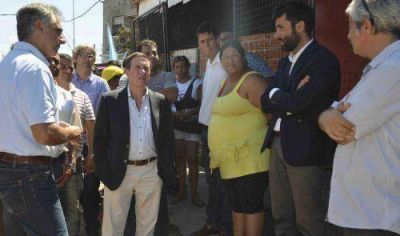 D�az P�rez supervis� las obras de red el�ctrica en el Barrio 10 de Enero