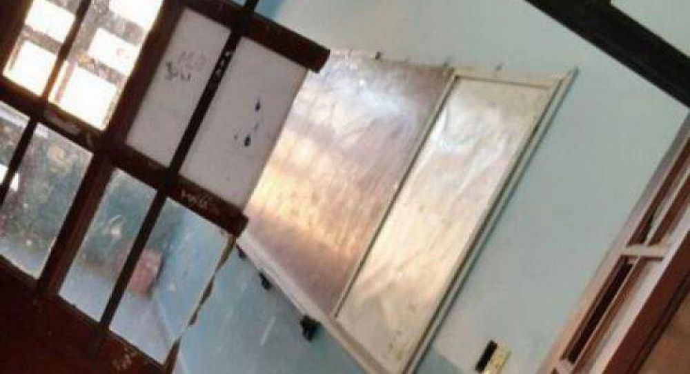 Destrozan puertas en una escuela para robar