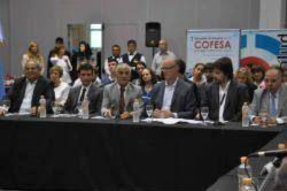 Ministros de Salud del pas se renen en el COFESA, que preside Gollan