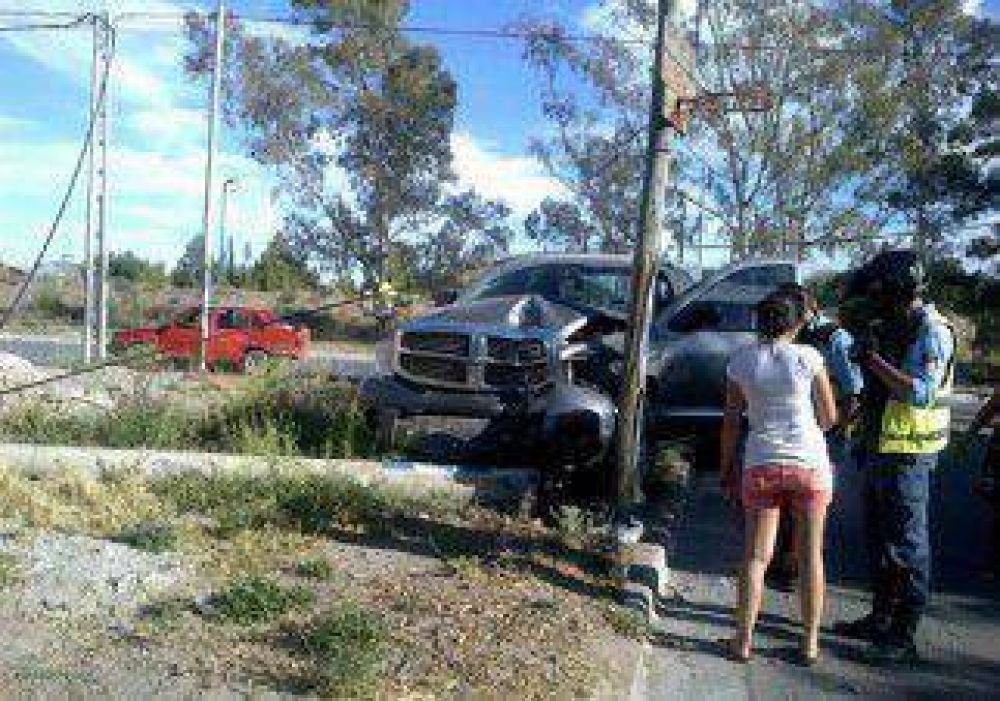 Rob� una costosa camioneta y choc� contra un poste 