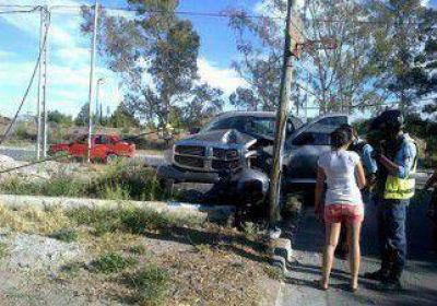Rob� una costosa camioneta y choc� contra un poste 
