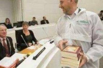 Distribuyen ejemplares del Sagrado Cor�n en Parlamento holand�s