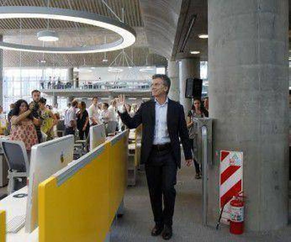 Primer d�a de Macri en la sede de Parque Patricios