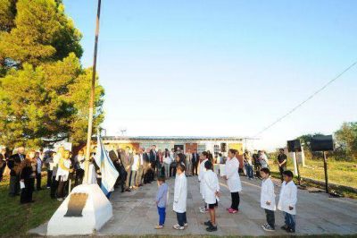 Poggi inauguró un playón deportivo en la centenaria escuela del paraje Santa Rosa