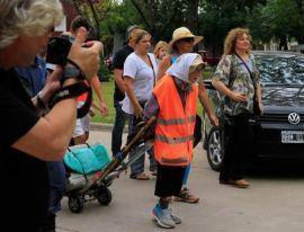 Emma, la abuela de 91 a�os que camina desde Tucum�n a Luj�n, tuvo que ser internada