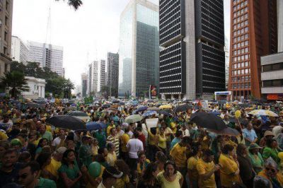 Rousseff llama al di�logo tras las masivas marchas en su contra