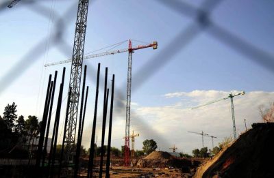 M�s de 500 obreros y 12 gr�as para construir 1.000 viviendas