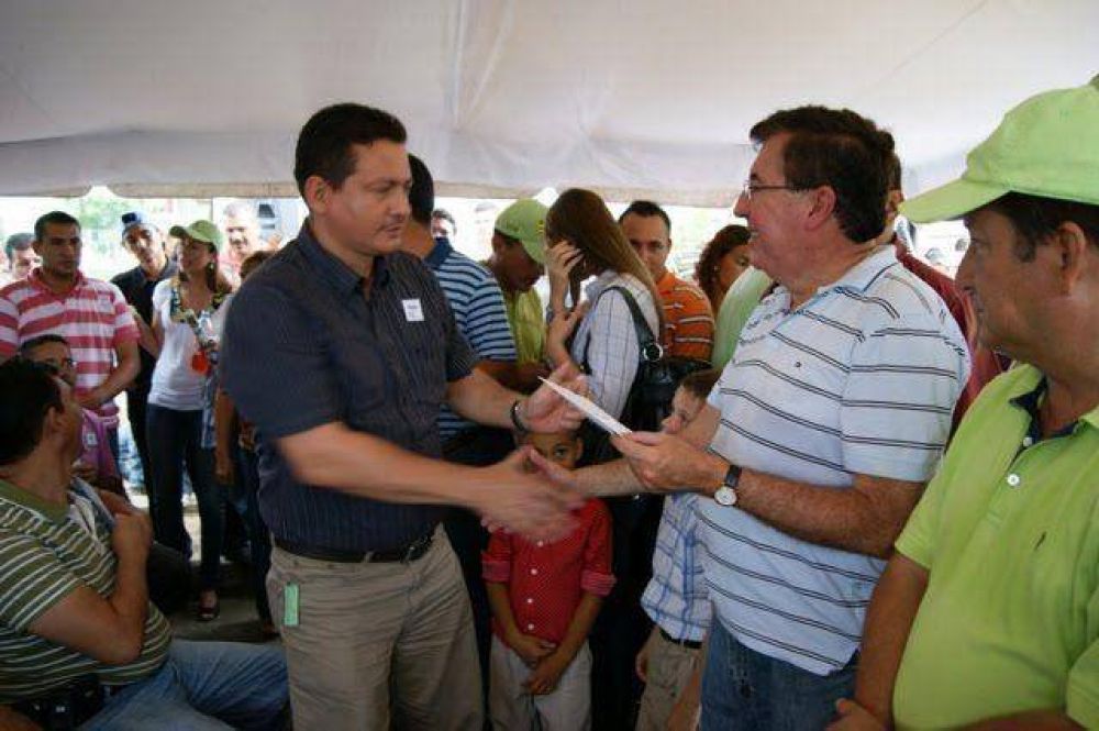 Entregan cr�ditos a comerciantes afectados por los cortes de energ�a en el norte