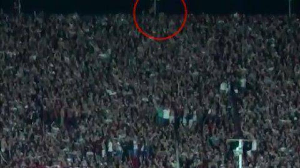 El momento justo en que el hincha de San Lorenzo cae al vac�o desde la tribuna