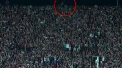 El momento justo en que el hincha de San Lorenzo cae al vac�o desde la tribuna