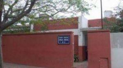 Apedre� a la polic�a para evitar la detenci�n de su hijo