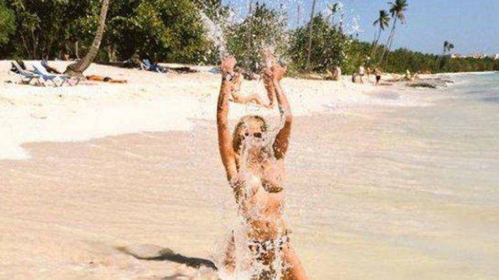 El sensual topless de Nazarena Vlez en el mar