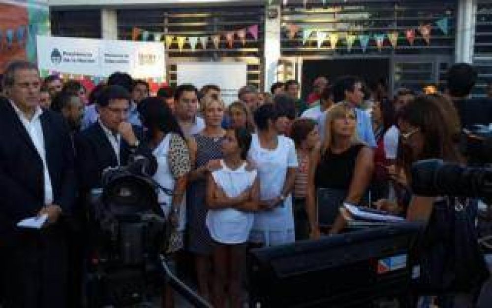 De Luc�a y Sileoni inauguraron escuela en San Miguel