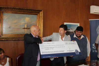 San Isidro entreg� un subsidio para escuelas provinciales