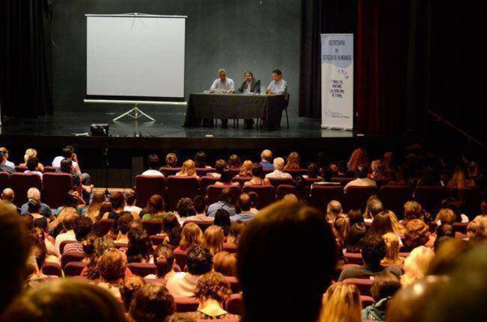 Una multitud para escuchar a Felipe Pigna