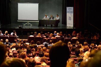 Una multitud para escuchar a Felipe Pigna