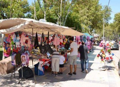 Piden desalojar a vendedores ambulantes de plaza c�ntrica
