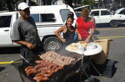 En se�al de protesta, regalaron choripanes en las puertas de la Municipalidad
