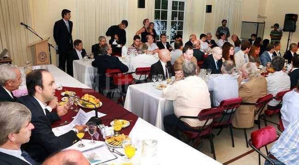 Corral expuso ante empresarios los proyectos clave para Santa Fe