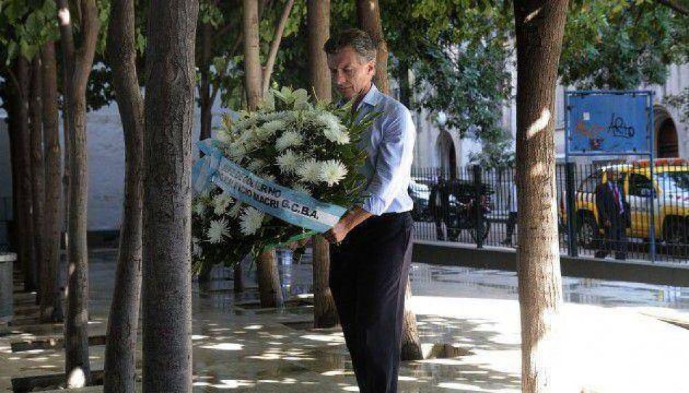 Macri rindi� homenaje a las v�ctimas del atentado del 17M