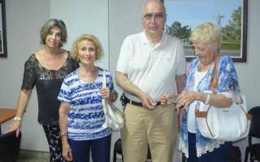 Saladillo: Gorosito entreg� ayuda a la Asociaci�n de Docentes Jubilados