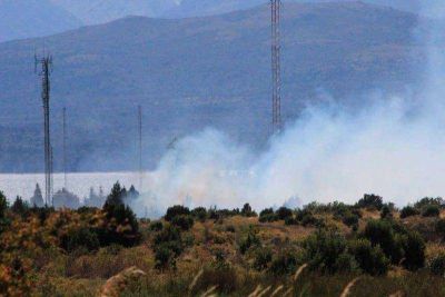 M�s de 150 hombres trabajaron en el incendio detr�s de Radio Nacional