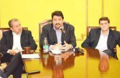 Closs anunci� un incremento salarial del 27 por ciento para empleados estatales