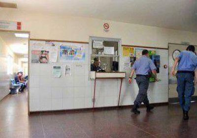 Lleg� a la guardia con un cuchillo clavado en el pecho 