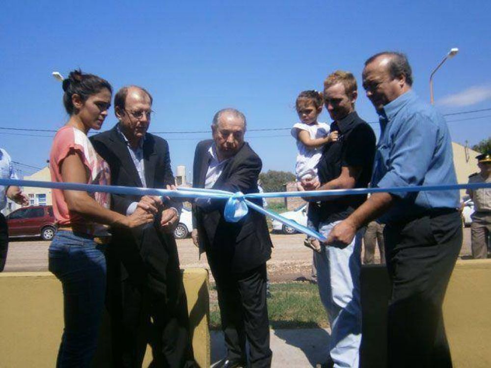 El Gobierno inaugur� casas y un SUM en Arata