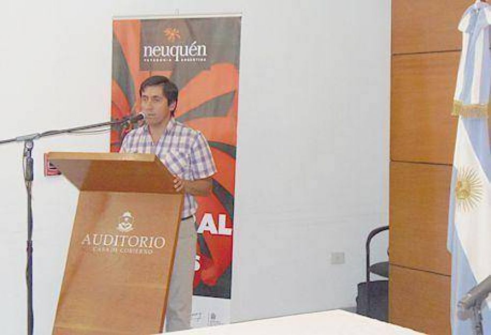 Cacault firm� el convenio para contratar personal de Informes 