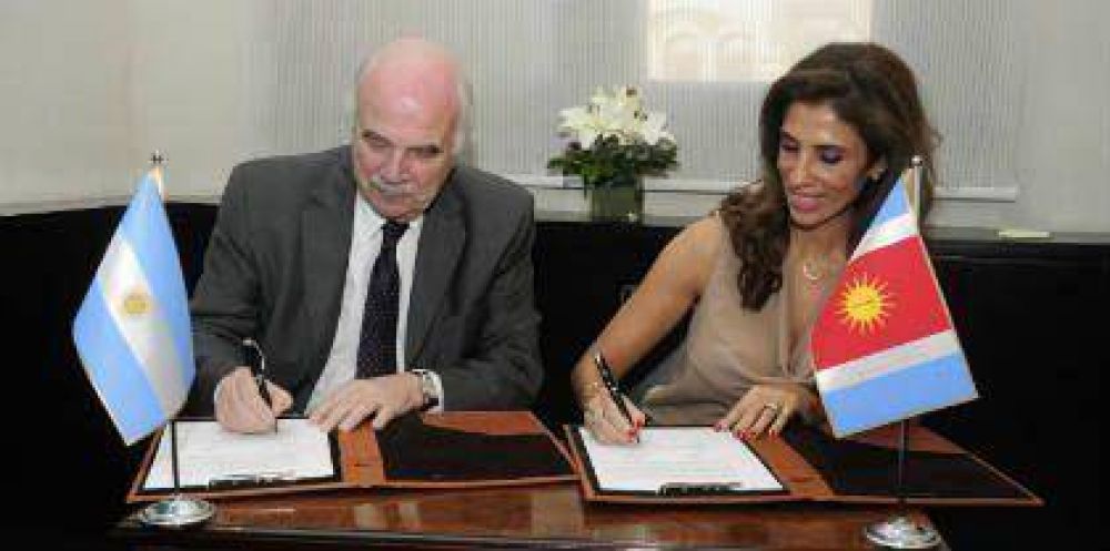 La gobernadora y el ministro Casamiquela firmaron convenios para al sector agropecuario