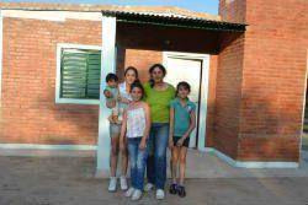 Inauguraron viviendas Sociales en Siete Arboles y La Drsena