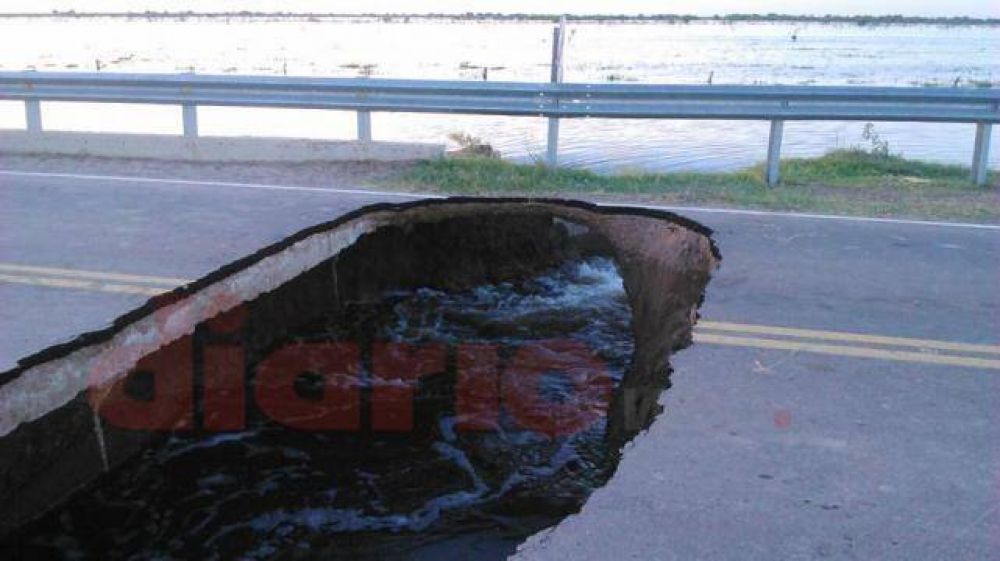 El agua se �llev� puesto� un tramo de la ruta provincial N� 13