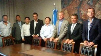 Urribarri y De Narv�ez sellaron la venta de la citr�cola Ayu� a los chinos