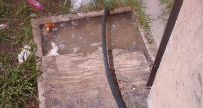 Alquilan bombas para destapar cloacas