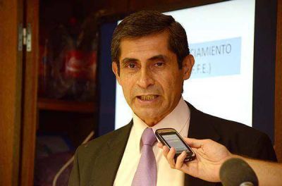 Para Aredes, pensar en un aumento del 40 % para los docentes es �imposible�