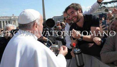 Joven tresarroyense, con mate y junto a Francisco