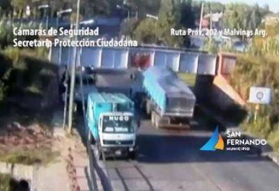 Impactantes choques de dos camiones contra un puente ferroviario en San Fernando 