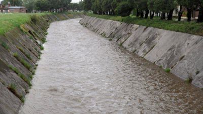 Dos mujeres polic�as rescataron a un chico que cay� al canal Maldonado y lo arrastr� el agua