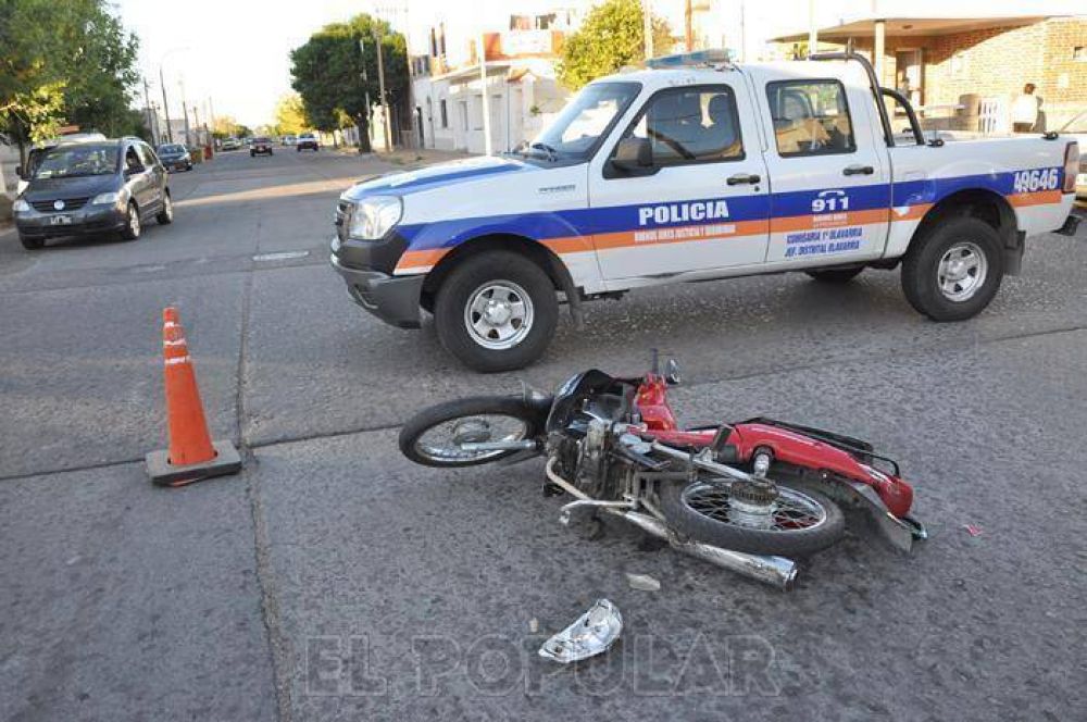 Motociclista debi� ser hospitalizada tras chocar con un auto